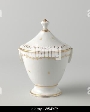 Deckel von Sugar Bowl, Deckel von Sugar Bowl im Empire Stil. Die hohlen kegelförmigen Deckel hat eine hohe achteckige Taste und ist mit Blatt Girlanden, Scatter Blades und golden Biesen entlang der Kanten eingerichtet., Koninklijke Porseleinfabriek Dommer & Co., Nieuwer-Amstel, 1809-1814, Porzellan (Material), h 7 cm x T 11,7 cm Stockfoto