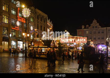 Fairyland in der Weihnachtsmarkt vor dem Rathaus in der Altstadt von Breslau am Abend - Polen. Stockfoto