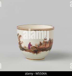 Kopf, bemalt mit Wasser Landschaft mit Schloss / Palast, Porzellan, bunt bemalt mit Wasser Landschaft in Grün und Braun mit Zahlen in blau, rot-braun und lila am Ufer und mit einem großen Schloss / Palast auf der anderen Seite mit hellen blauen Fenstern und Dächern. Goldrausch entlang der Kanten, das Ohr ist auch in gold dekoriert., Manufactuur Oud-Loosdrecht, Loosdrecht, C. 1778 - C. 1782, Porzellan (Material), h 6,1 cm x B 8,8 cm x T 6,9 cm Stockfoto