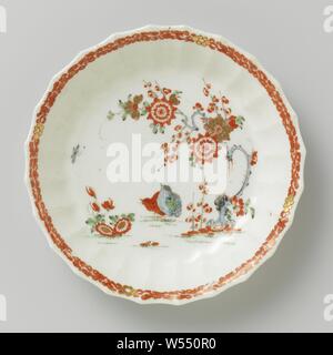 Untertasse mit Wachteln in der Nähe von blühenden Pflanzen, Schüssel, weiche Hartporzellan (pâte Tendre) mit einem gerippten Wand- und Scalloped Edge, malte auf der Glasur in Blau, Rot, Grün, Schwarz und Gold. Auf dem Regal zwei Wachteln und ein Schmetterling mit blühenden Pflanzen. Die innere Kante mit einer Band von floralen Ranken. Das Gericht ist im Stil der japanischen Kakiemon Porzellan., Worcester, C. 1750 - C. 1774, Porzellan (Material), weiche Hartporzellan, Glasur, Gold (Metall), Verglasung, h 2,3 cm, d 13,2 cm, d 8,8 cm Stockfoto