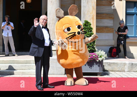 Bayreuth, Deutschland. 25. Juli, 2019. Armin Maiwald (Moderator) mit der Maus (mit der Maus). Eröffnung der Bayreuther Richard Wagner Festival 2019. Roter Teppich am 25.07.2019. Grüner Hügel, | Verwendung der weltweiten Kredit: dpa/Alamy leben Nachrichten Stockfoto