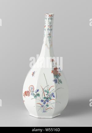 Achteckige pear-shaped Flasche Vase mit blühenden Pflanzen und Blumen blättert, achteckig, Flasche-förmige Porzellan Vase mit einem Birnenförmigen Körper und langen, schmalen Hals, malte auf der Glasur in Blau, Rot, Grün, Schwarz und Gold. Auf dem Bauch drei blühenden Pflanzen (Chrysantheme, Leber, Kraut, Marsh Forget-me-not) und Schmetterlinge. Blume Reben hängen an den Hals in längliche, überbackene Abschnitte. Arita, Kakiemon., anonym, Japan, C. 1670 - C. 1690, Edo-Periode (1600-1868), Porzellan (Material), Glasur, Gold (Metall), Verglasung, h 23 cm, d 11,5 cm Stockfoto