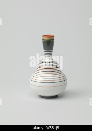 Vase mit weiten und engen Grenzen, Porzellan Vase mit einem Birnenförmigen Körper und schmalen Hals, leicht ausgestellten nach oben. Auf der Glasur in Rot, Schwarz und Gold bemalt. Der Körper ist mit breiten und schmalen Bändern abgedeckt. Der Fußring ist Schwarz. Auf der Unterseite mit dem Zepter markiert, 45 [?]/84 IIII, und das Jahr, Buchstaben Z [...]. Jugendstil., Königliche Porzellan Manufaktur, Berlin, C. 1925, Porzellan (Material), Glasur, Verglasung, h 14,5 cm, d 2,8 cm, d 8,8 cm d 4,5 cm Stockfoto