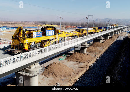 Chinesische Arbeiter legen Sie den Titel für die Beijing-Zhangjiakou high-speed Railway im Norden der Stadt Zhangjiakou, Provinz Hebei, China, 21. Februar 2019. T Stockfoto