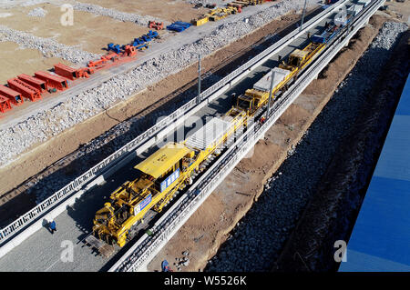 Chinesische Arbeiter legen Sie den Titel für die Beijing-Zhangjiakou high-speed Railway im Norden der Stadt Zhangjiakou, Provinz Hebei, China, 21. Februar 2019. T Stockfoto