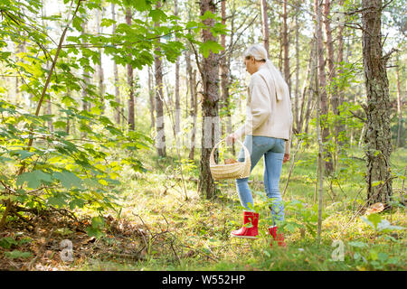 Junge Frau Pilze im Herbst Wald Stockfoto
