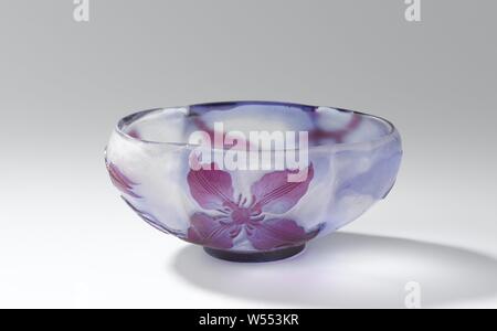 Schüssel mit Clematis, leicht konkav unten, oval geformten Körper aus farblosem Glas. Doppel Überfang in Lila und Blau. Das Dekor, eine Clematis in zwei Radierungen, Säure-poliert und poliert. An die Stelle der Unterschrift Gallé mit der Nummer 2 unten., Émile Gallé (Werkstatt), Nancy, C. 1900 - C. 1902, Glas, Polieren, h 6,5 cm × w 13,5 cm × d 9 cm Stockfoto