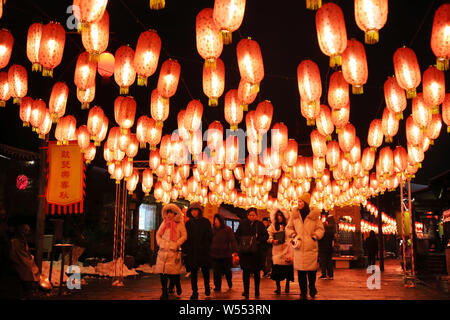 Anwohner und Touristen farbenfrohe Laternen- und Lichtinstallationen während der chinesische Mondjahr angezeigt, auch als Spring Festival bekannt, Stockfoto