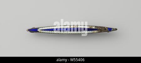 Brosche aus Silber mit blauer Emailfarbe und Schein Perlen, Brosche silber, blau Emaille und Schein-Perlen. Reich. Oval Silber mit einem langen Stift hingewiesen. Innen oval Punkte von Ultramarin Emaille über guillochierten Überdruck zu Boden. Grenze des weißen Kugeln. Marken: Anker (=Birmingham), n (1811) = Jahr schreiben, J. A, Fa. Josef Adams & Sohn, Birmingham, 1811, silber (Metall), h 0,7 cm x B 6,5 cm x T 0,8 cm Stockfoto