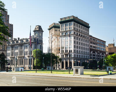 In Syracuse, New York, USA. Juli 12, 2019. Anzeigen von Clinton Square in der Innenstadt von Syracuse, NY und der historischen Gere Bank Gebäude und Onondaga County Savin Stockfoto