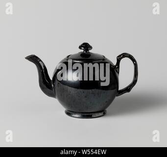 Teekanne mit Steingut Abdeckung mit schwarzem opaker Glasur, Steingut Teekanne mit schwarz opak Glasur. Mit Deckel., anonyme, Staffordshire, C. 1740 - C. 1770, Steingut, h 8,9 cm h 7,6 cm × w 14,1 cm x T 8,3 cm d5 cm d 4,4 cm x H 2,6 cm Stockfoto