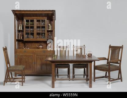 Esszimmermöbel, bestehend aus einem Buffet, einen Tisch, einen Sessel und 6 Stühle mit braunem Leder, einen Sessel und 6 Stühle mit einem braunen Verkleidung Leder, Firma J.B. Hillen, Amsterdam, C. 1901 - C. 1902, Eiche (Holz), Glas, Leder Stockfoto