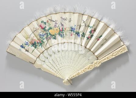 Klappbare Ventilator mit 1 Blatt creme Satin mit bunt blühende Zweige, Vögel und Schmetterlinge gemalt, auf Abblendlicht elfenbein Rahmen, äußeren Beine in der Entlastung Schneiden, Falzen Ventilator mit 1 Blatt Creme satin, vorne, lackiert wird mit bunt blühende Zweige, Vögel und Schmetterlinge. Die Rückseite ist in drei Blumen Stücke in grisaille mit Schmetterlingen und Vögeln bemalten unterteilt. Es gibt Marabu Federn am oberen Rand des Lüfters. Das abblendlicht Elfenbein Rahmen hat 16 zusammenhängenden Beine, mit Blumen und chinesische Figuren. Die äußeren Beine sind in tiefem Relief geschnitzt mit Blumen, Tiere Stockfoto