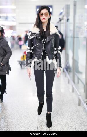 Chinesische Modell Xi Mengyao, auch als Ming Xi bekannt, kommt an einem Flughafen in Shanghai, China, 8. Februar 2019. Stockfoto