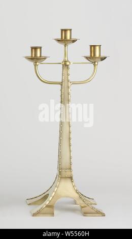 Mantel clock mit zwei kandelaber Kandelaber mit drei Kerzenhalter, Leuchter mit drei Kerzenhalter aus Messing. Es verfügt über einen zweiten Standleuchter und ein Pendel, Hendrik Petrus Berlage (möglicherweise), Amsterdam, C. 1900, Messing (Legierung), Löten, H 42 cm x W 16,5 cm x T 16,5 cm x W 20 cm Stockfoto