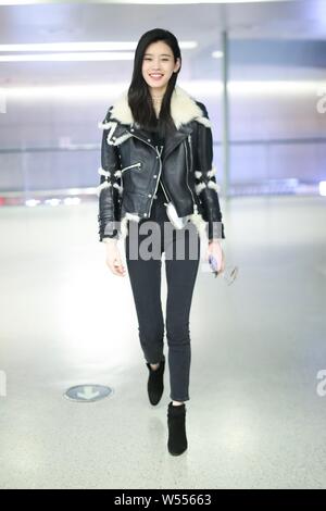 Chinesische Modell Xi Mengyao, auch als Ming Xi bekannt, kommt an einem Flughafen in Shanghai, China, 8. Februar 2019. Stockfoto