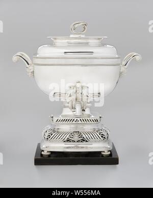 Kaffee urn Bouilloire, brazier abgerundet rechteckig, die rechteckige Brazier (B) mit abgerundeten Ecken ruht auf vier runde, konvexe, vertikal geripptes Beine mit gewölbten Beine, verjüngende oberen Teile an der Unterseite befestigt sind. Es ist von einem geradwandiges Base, einer konkaven Teil, eine konvexe Cut-Teil und einen eingeschränkten Teil, oberhalb dessen eine konvexe vertikal gerippten Rand, zu der zwei Ösen angebracht sind, und einer Geraden, erhöht, cut-away Wand. Die durchbrochenen Teil der Herd hat S-förmige Kurven und palmetten in der Mitte jeder Seite und an den Ecken. Die Krönung der Wand wird geschnitten Stockfoto