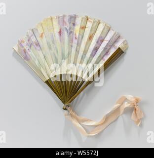 Folding Fan mit einem cremefarbenen Seide Blatt mit Gelb und Lila Iris auf einen Rahmen mit Holz lackiert lackiert, Klappbar Lüfter mit einem cremefarbenen Seide Blatt mit Aquarell, Öl und Silber Farbe gelb und lila Iris bemalt. Der Rahmen besteht aus 15 nicht-zusammenhängende Beine aus Holz und bemalt mit Holz malen. Ventilator ring in silber, mit Satinband. Auf der Rückseite des Blattes nicht lackiert., C.D. Le Lorrain, Amsterdam (möglicherweise) 1911, blad, montuur, waaierring, Schmieden, s 36 cm x L 21,6 cm Stockfoto