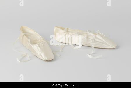 Hochzeitssuite Schuhputzmaschine flachbild Modell mit Knöchelriemchen und dünnen weißen Seidenbändern Creme satin, mit einem kleinen weißen Satin Schleife dekoriert, Schuh creme Satin. Flache Modell mit Riemchen. Abdeckung mit abgeschnittener Nase. Rückseitige Abdeckung geschlossen, in einem Stück. Öffnung mit Schlitz und mit Tunnelzug. Flache heelless Sohle, ohne Unterschied nach links/rechts, in der Mitte und runde Ferse Taille. Dünne weiße Seide Bänder um das Bein zu wickeln. An der Vorderseite ein kleines Bug aus weißem Satinband. 1835 von Baroness H.A.F. van Slingelandt verschlissen (siehe Karte)., anonym, Niederlande (möglicherweise), in oder vor Stockfoto