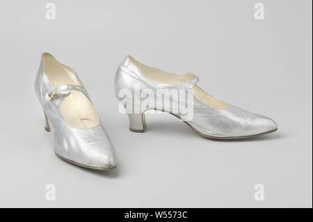 Abend Schuh mit Trägern von silber Leder, extrem scharfe Nase und im vorderen Blech schneiden, Abend Schuh mit Trägern von silber Leder. Extrem scharfe Nase. Hohe - vordere Blatt schneiden. Pralle, mittlerer Absatz. Kupfer Tasten auf einem Auge. Weiße Glasur Innenfutter aus Leder. Mit Manfield., Manfield, Northampton (möglicherweise), C. 1928, Leder, H 12,5 cm x L 26 cm x H 13 cm h 6,5 cm Stockfoto