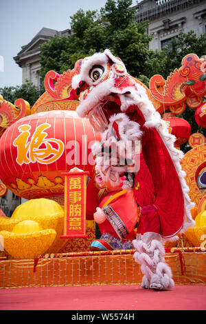 Animateure durchführen, Drachen- und Löwentanz zu feiern das chinesische Mondjahr, auch als Spring Festival bekannt, am Largo do Senado in Macau, Ch Stockfoto