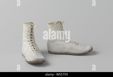 Kinder Stiefel in Weiß aus Wildleder mit quadratische Spitze, Kinder Stiefel in Weiß Wildleder. Modell: Square Nase, eine vorne, zwei seitliche Blenden und ein Wildleder Zunge. Verschluss vorn in der Mitte durch eine Reihe von zehn Metall lace Löcher mit einem weißen silk Lace. Suede Trim auf der Rückseite der Welle genäht. Flache Sohle. Mit cremefarbener Baumwolle gefüttert. Die Zeilen von spitzen Bohrungen sind mit cremefarbenen Leder gefüttert. Keine Links/Rechts unterschied, Bodine van Haersma-Buma, anonym, Niederlande (möglicherweise), C. 1945, schoen, Ring, veter, voering, zool, L 18,5 cm x b 7 cm x H 13,5 cm Stockfoto