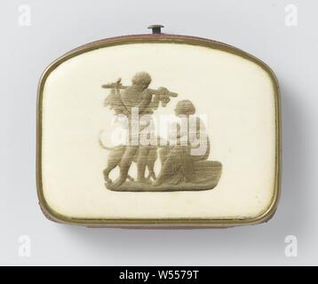 Wallet mit Elfenbein Schilde, mit einer fotografischen (?) Druck auf der Vorderseite zeigt eine klassische Darstellung der drei Abbildungen mit einem Hund, der Rücken ist schmucklos, Soufflé aus rotem Leder, gefüttert mit roten moire Seide, Geldbeutel mit Elfenbein Schilde in der Form eines Rechtecks mit abgerundeten Ecken und eine abgerundete Spitze mit einem Kupfer Druckknopf. Das Elfenbein ist in einem Kupfer rim ummantelt. Die Rückseite ist schmucklos, auf der Vorderseite durch eine fotografische (?) Druckverfahren ein Bild mit drei Figuren: Ein stehender Mann mit einem Stock, über der Schulter, begleitet von einem Hund zu einer sitzenden Frau mit einem Kind auf dem dreht Stockfoto