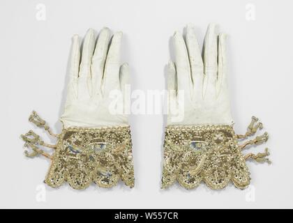 Handschuh aus weißem Wachs Leder, mit Wellenschliff Kappen mit Goldspitze, Bands mit Eicheln und Seide, bestickt mit bunten Seide, Gold und canetille und vergoldeten Pailletten, Rechts Hochzeit Handschuh aus weißem Wachs Leder, reich bestickten Kappen. Hooded Kanten. Geschlossen mit drei Paaren von rosa Spitzen Bands, auf dem ein Gold Button gerutscht ist. Symmetrische Muster von, unter anderem, zwei Hände zusammen in Braun contour unter einem Herzen mit Pfeilen und zwei gewidmet Vögel durchbohrt. Reiche Muster in verschiedenen Farben, Stickereien, Perlen und Pailletten. Um Gold bullion Spitze, Johanna Le Maire, Pieter van Stockfoto