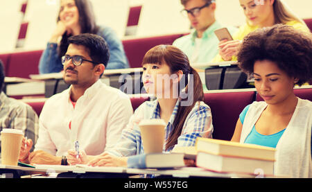 Gruppe von Studenten mit Notebooks im Vortrag Stockfoto