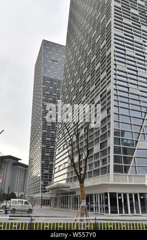 Blick auf die beiden 101 Meter hohen Gebäude schräg in einem Winkel von 15 Grad nach verschiedenen Richtungen in Chongqing, China, 12. Februar 2019 lehnte. Stockfoto