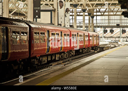 Ein Zug bereit von der Waterloo Station, London zu verlassen Stockfoto