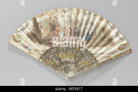 Folding fan, bestehend aus einem Blatt Papier in Gouache mit 'malte das Urteil des Paris" auf einem Perlmutt Rahmen à jour und mit 'Metal und Quatre couleurs" geprägt, bestehend aus einem Blatt Papier gouache mit 'malte das Urteil des Paris" auf einem Perlmutt Rahmen à jour und mit 'métal und Quatre couleurs" geprägt. In der Zentralen zeigen, Paris sitzt auf einem Felsen und hält die Mitarbeiter eines Hirten in seiner linken Hand und Hände den goldenen Apfel zu Venus mit seiner rechten Hand. Auf der linken Seite hinter Paris ist Hermes mit seinem charakteristischen Stab in seiner Hand. Auf der rechten Seite der Venus mit Amor auf der linken Seite, steht Stockfoto