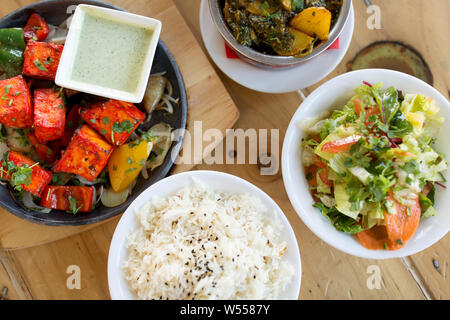 Verschiedene Lebensmittel auf Tabelle der indischen Restaurant Stockfoto