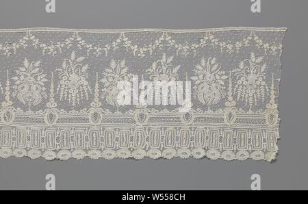 Streifen der Anwendung Spitze mit Blumensträußen und Triple ornament Grenze, Streifen von natürlichen Farben Anwendung Spitze: klöppelspitze mit Nadel edge Details appliziert auf Maschine Tüll. Ein sich wiederholendes Motiv mit zwei verschiedenen Blumensträuße steht auf einem feinen hexagonal mesh Boden, mit einem Muster von Ringen. Ein Blumenstrauß besteht aus einer glockenblume von neun kleinere Rosette Blumen und lange hängende Blätter umgeben. Die anderen Blumenstrauß besteht aus vier großen Rosette Blumen durch Zweige mit Blättern umgeben. Die drei ornament Grenzen bestehen von oben nach unten: Ein Gerader Bund mit Doppelnaht Stiche, regelmäßig Stockfoto