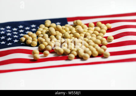 ---- Blick auf importierte Sojabohnen mit einer US-Flagge in Ji'Nan, der ostchinesischen Provinz Shandong, den 4. April 2018. Chicago Board of Trade (Cbot) Stockfoto