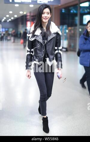 Chinesische Modell Xi Mengyao, auch als Ming Xi bekannt, kommt an einem Flughafen in Shanghai, China, 8. Februar 2019. Stockfoto