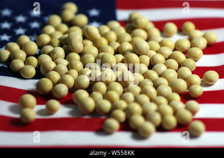 ---- Blick auf importierte Sojabohnen mit einer US-Flagge in Ji'Nan, der ostchinesischen Provinz Shandong, den 4. April 2018. Chicago Board of Trade (Cbot) Stockfoto