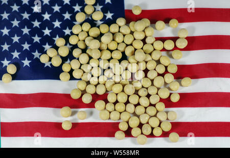 ---- Blick auf importierte Sojabohnen mit einer US-Flagge in Ji'Nan, der ostchinesischen Provinz Shandong, den 4. April 2018. Chicago Board of Trade (Cbot) Stockfoto