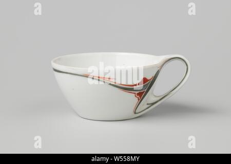 Schale mit Stilisierten floralen Motiven, Porzellan Tasse mit einem C-förmigen Ohr, auf der Glasur in Grün und Rot lackiert. An der Außenwand, kontinuierliche am Ohr, stilisierte Blume Filialen. Von Maurice Dufrêne, La Maison Moderne, ggf. durch Le Parthénon, Paris., Parthénon (möglicherweise), Paris, C. 1900 - C. 1905, Porzellan (Material), Glasur, Verglasung, h 5,1 cm, d 8,9 cm d 4,7 cm w 11,5 cm Stockfoto