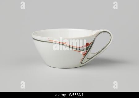 Schale mit Stilisierten floralen Motiven, Porzellan Tasse mit einem C-förmigen Ohr, auf der Glasur in Grün und Rot lackiert. An der Außenwand, kontinuierliche am Ohr, stilisierte Blume Filialen. Von Maurice Dufrêne, La Maison Moderne, ggf. durch Le Parthénon, Paris., Parthénon (möglicherweise), Paris, C. 1900 - C. 1905, Porzellan (Material), Glasur, Verglasung, h 5,1 cm, d 8,9 cm d 4,7 cm w 11,5 cm Stockfoto