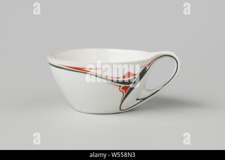 Schale mit Stilisierten floralen Motiven, Porzellan Tasse mit einem C-förmigen Ohr, auf der Glasur in Grün und Rot lackiert. An der Außenwand, kontinuierliche am Ohr, stilisierte Blume Filialen. Von Maurice Dufrêne, La Maison Moderne, ggf. durch Le Parthénon, Paris., Parthénon, Paris, C. 1900 - C. 1905, Porzellan (Material), Glasur, Verglasung, h 5,1 cm, d 8,9 cm d 4,7 cm w 11,5 cm Stockfoto