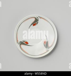 Untertasse mit Stilisierten floralen Motiven, Porzellan Teller, auf die Glasur in Grün und Rot lackiert. Blume Zweige stilisierte an der Wand. Die äußere Wand mit einem dünnen Band im Relief. Auf der Unterseite mit 'LE PARTHÉNON/PARIS' gekennzeichnet. Von Maurice Dufrêne, La Maison Moderne, ggf. durch Le Parthénon, Paris., Parthénon (möglicherweise), Paris, C. 1900 - C. 1905, Porzellan (Material), Glasur, Verglasung, h 2,1 cm, d 13,4 cm, d 7,7 cm Stockfoto