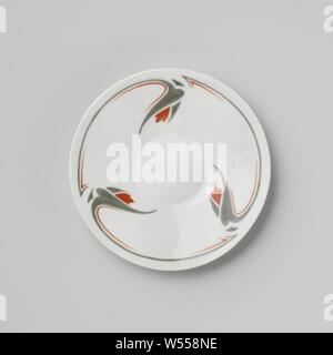 Untertasse mit Stilisierten floralen Motiven, Porzellan Teller, auf die Glasur in Grün und Rot lackiert. Blume Zweige stilisierte an der Wand. Die äußere Wand mit einem dünnen Band im Relief. Auf der Unterseite mit 'LE PARTHÉNON/PARIS' gekennzeichnet. Von Maurice Dufrêne, La Maison Moderne, ggf. durch Le Parthénon, Paris., Parthénon, Paris, C. 1900 - C. 1905, Porzellan (Material), Glasur, Verglasung, h 2,1 cm, d 13,4 cm, d 7,7 cm Stockfoto