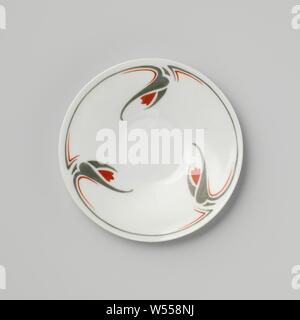 Untertasse mit Stilisierten floralen Motiven, Porzellan Teller auf die Glasur in Grün und Rot lackiert. Blume Zweige stilisierte an der Wand. Die äußere Wand mit einem dünnen Band im Relief. Auf der Unterseite mit 'LE PARTHÉNON/PARIS' gekennzeichnet. Von Maurice Dufrêne, La Maison Moderne, ggf. durch Le Parthénon, Paris., Parthénon (möglicherweise), Paris, C. 1900 - C. 1905, Porzellan (Material), Glasur, Verglasung, h 2,1 cm, d 13,4 cm, d 7,7 cm Stockfoto
