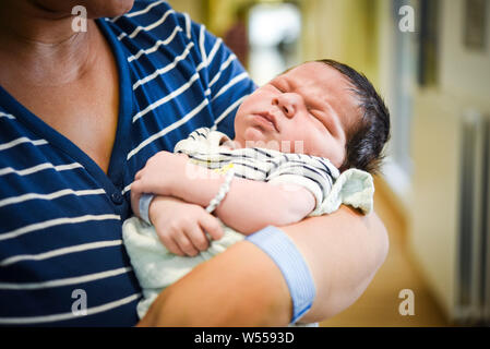 25 Juli 2019, Nordrhein-Westfalen, M Nchengladbach: Das baby Vincent Martin Mathieu liegt im Krankenhaus in Mönchengladbach im Arm der Mutter Cindy. Das Kind war 65 Zentimeter groß und bei der Geburt am 24. Juli 4720 Gramm schwer. Am 26.07.2019 findet eine Pressekonferenz statt, in der Elisabeth Krankenhaus in Mönchengladbach. Foto: Jana Bauch/dpa Stockfoto