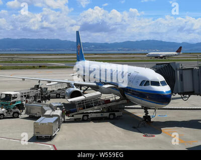 ---- Ein Flugzeug von China Southern Airlines ist auf einem Flughafen in Shanghai, China, 25. August 2018 geparkt. China Southern Airlines (China Southern) Stockfoto