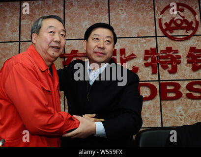 ---- Zhao Mingyuan, Links, dann Präsident der Dongbei Special Steel Group Co., schüttelt Hände mit Yang Hua, neuer Chef der Dongbei Special Steel G Stockfoto