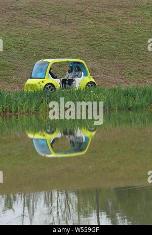 Touristen erleben ein autonomes Fahrzeug in einem malerischen Ort in Wuhan City, South China Guangxi Zhuang autonomen Region, 27. Februar 2019. Eine aut Stockfoto