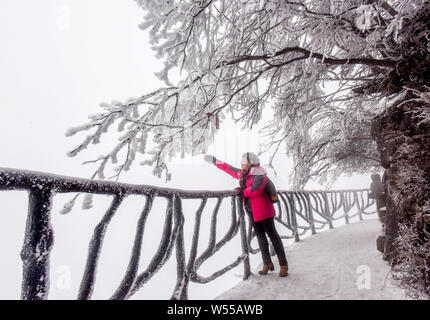 Touristen besuchen die schneebedeckten Tianmen Mountain in Niagara-on-the-Lake City, Central China Hunan Provinz, 16. Februar 2019. Stockfoto