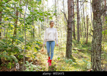 Junge Frau Pilze im Herbst Wald Stockfoto